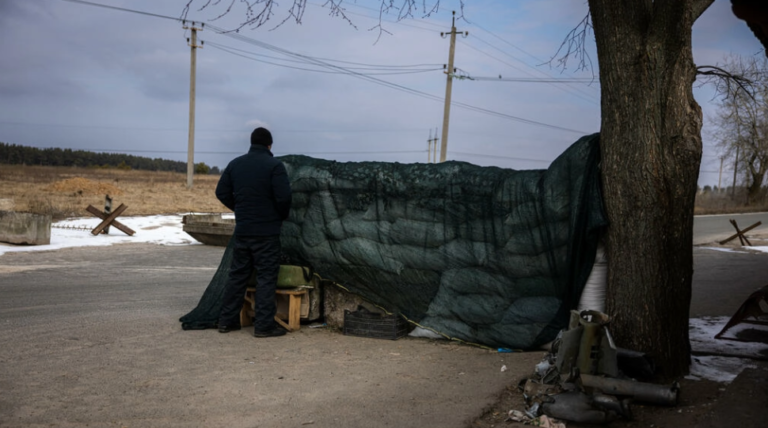 Στη Βέλικα Ντιμέρκα, 5 χιλιόμετρα από το Κίεβο, στρατιώτες και κάτοικοι ζουν υπό διαρκή βομβαρδισμό