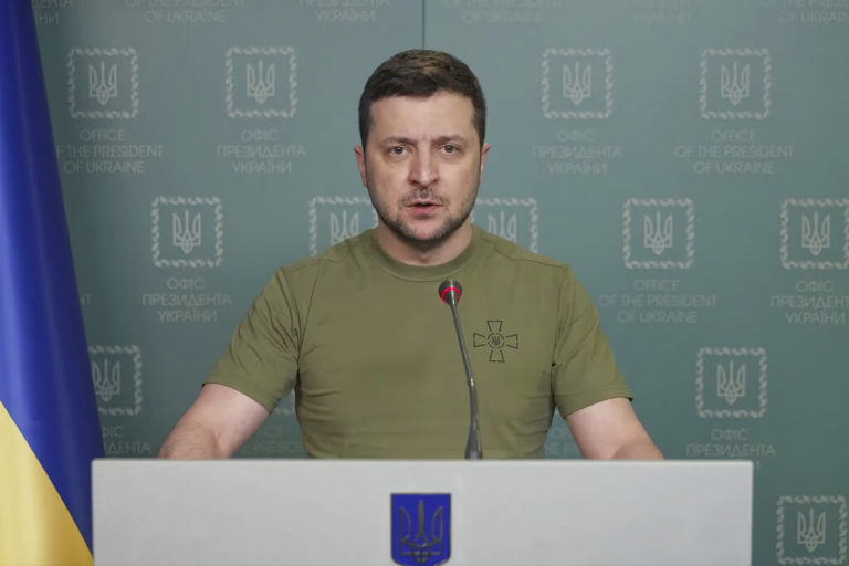 Ζελένσκι: «Πραγματικός ο κίνδυνος» της χρήσης χημικών όπλων στην Ουκρανία