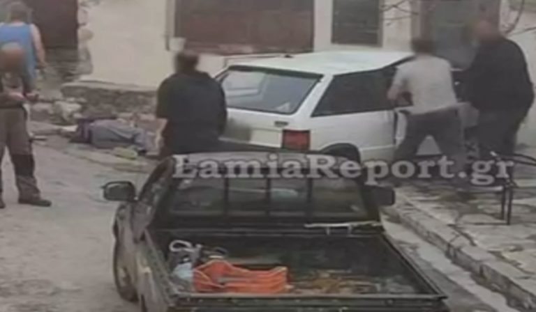 Αυτοκίνητο καρφώθηκε σε ουζερί στην Αμφίκλεια – Νεκρή η 77χρονη συνεπιβάτης