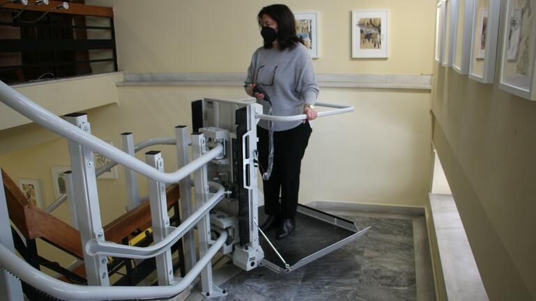 Νέος ανελκυστήρας σκάλας για άτομα με δυσκολίες μετακίνησης στη Δημοτική Βιβλιοθήκη Χανίων