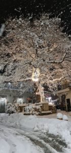 Κρήτη: Πανέμορφα τοπία στα “λευκά” άφησε πίσω του ο χιονιάς – Ανησυχία για τις καλλιέργειες (video)