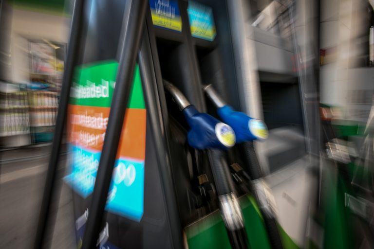 Νοθευμένα καύσιμα: «Λουκέτο» μέχρι και 3 μήνες στα πρατήρια – Τι προβλέπει η απόφαση της ΑΑΔΕ