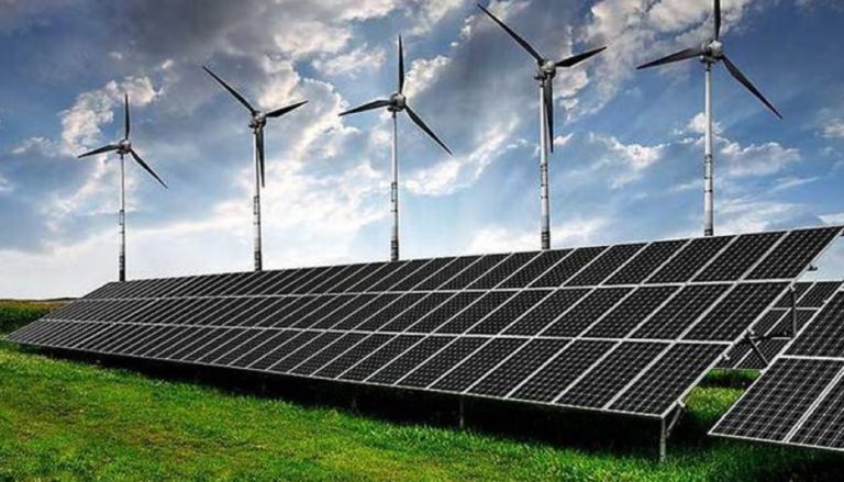 ΑΠΕ: Όφελος 2,5 δισ. ευρώ για τους καταναλωτές το 2021 από τα αιολικά και τα φωτοβολταϊκά