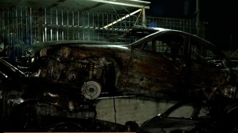 Έκρηξη σε υποσταθμό της ΔΕΗ στον Ασπρόπυργο – Η φωτιά επεκτάθηκε και σε μάντρα αυτοκινήτων