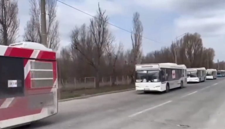 Mε λεωφορεία και ΙΧ αποχωρούν οι άμαχοι από τη Μαριούπολη  –  Πληροφορίες για 35.000 διασωθέντες (video)