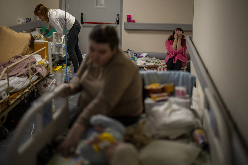 Ουκρανία: Γιατροί στο παιδιατρικό νοσοκομείο της Ζαπορίζια προσπαθούν να σώσουν παιδιά από τη Μαριούπολη