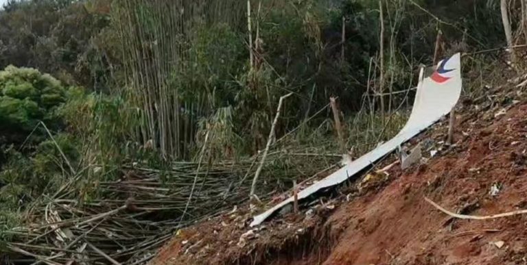 Κίνα: Απίθανο να υπάρχουν επιζώντες από τη συντριβή του μοιραίου Boeing 737 – Τι προκάλεσε την απώλεια ελέγχου