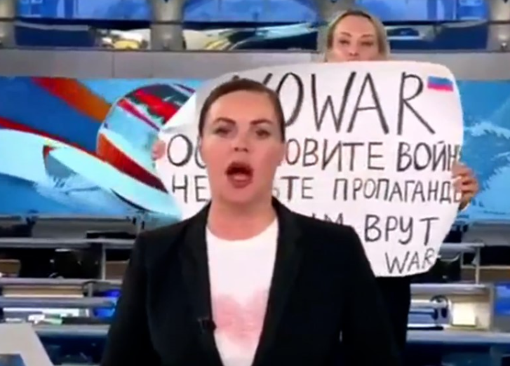 Ρωσία: Διαδηλώτρια διέκοψε δελτίο ειδήσεων της δημόσιας τηλεόρασης, με αντιπολεμικό μήνυμα (video)