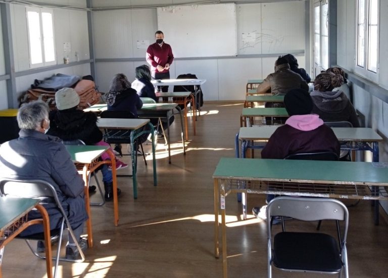 Μαθήματα Ελληνικών στους πρόσφυγες του Κατσικά