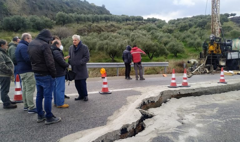 Ηράκλειο: Παραμένει κλειστός ο δρόμος της Μεσαράς – Εισαγγελική έρευνα για την κατολίσθηση