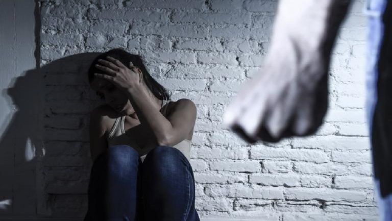 Ηράκλειο: Χτύπησε τη σύζυγό του μέχρι λιποθυμίας – Σωτήρια η παρέμβαση των αστυνομικών