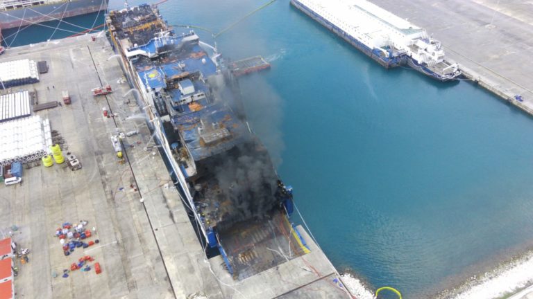 Euroferry Olympia: Μάχη με την φωτιά για 14η μέρα – Επιτυχημένη παρέμβαση για να μην βυθιστεί (video)