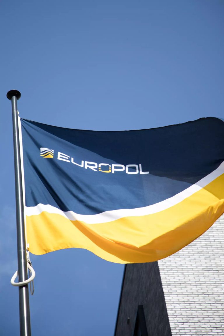 Europol: Εξαρθρώθηκε εγκληματικό δίκτυο που διένειμε πλαστά ταξιδιωτικά έγγραφα στο Dark Web