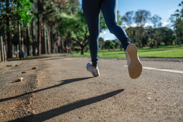 Ακόμη και η μέτρια άσκηση προσφέρει ισχυρή προστασία έναντι της COVID-19 – Τι έδειξε μελέτη