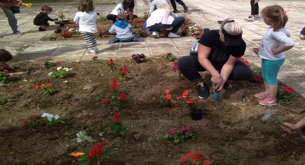 Συμβολική φύτευση στη Λέσβο λουλουδιών στη μνήμη των γυναικών που δολοφονήθηκαν