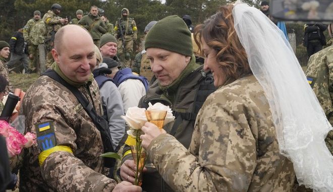 Ουκρανία: Από την αρχή του πολέμου πάνω από 10.000 ζευγάρια παντρεύτηκαν και γεννήθηκαν 10.767 παιδιά