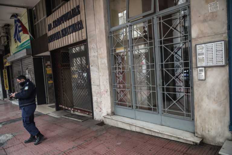 Επίθεση με γκαζάκια στο πολιτικό γραφείο του Άδωνι Γεωργιάδη – Καταδικάζει ο πολιτικός κόσμος