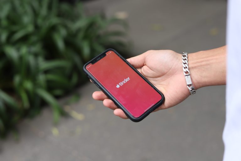 Γαλλία – Tinder: Πώς χρησιμοποιούν την εφαρμογή γνωριμίας για να προσελκύσουν τους νέους στις κάλπες