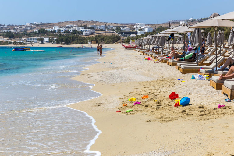 Guardian: Όλα τα στοιχεία δείχνουν ότι ο τουρισμός στην Ελλάδα επανακάμπτει