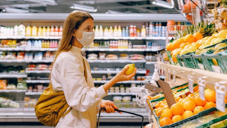 Έρευνα: Περίπου 370 ευρώ τον χρόνο κερδίζουν οι καταναλωτές από τις προσφορές στα σούπερ μάρκετ