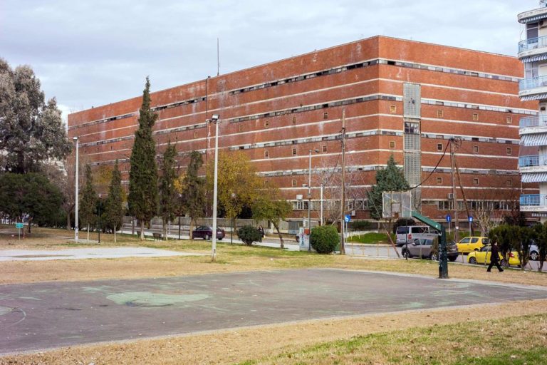 Θεσσαλονίκη: Ξεκινούν άμεσα εργασίες καθαρισμού στο “Kόκκινο Kαπνομάγαζο”