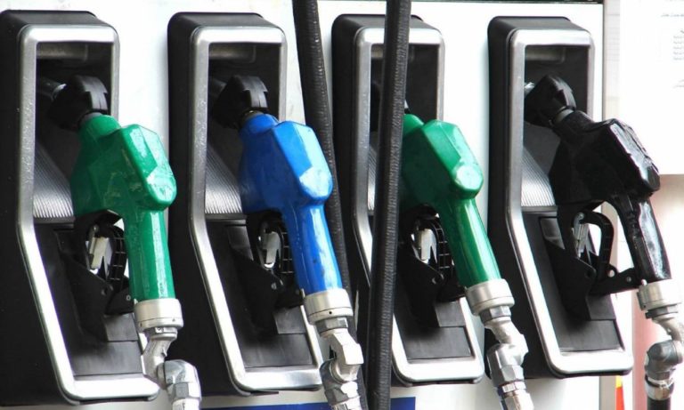 Καύσιμα: Γιατί όταν η τιμή του πετρελαίου διεθνώς πέφτει δεν μειώνονται και οι τιμές στα πρατήρια (video)