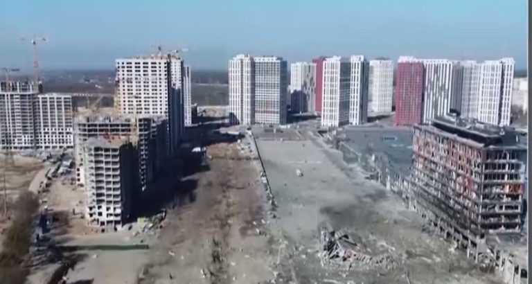 Ελεγχόμενες εκρήξεις από τους Ουκρανούς στο κατεστραμμένο εμπορικό κέντρο – H ΕΡΤ στο Κίεβο (video)