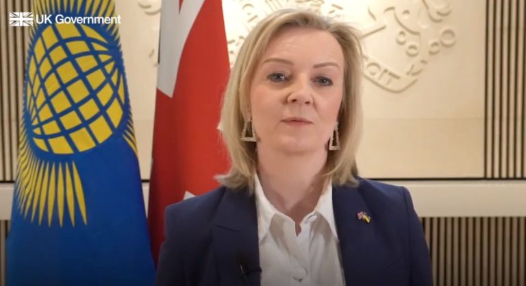 Επιφυλακτική ως προς το αποτέλεσμα των ειρηνευτικών συνομιλιών μεταξύ Ρωσίας και Ουκρανίας η Λιζ Τρας