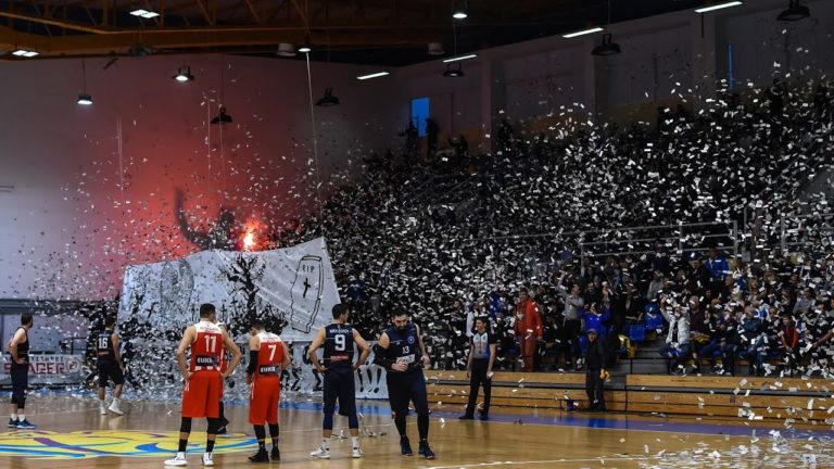 Βόλος: Φίλαθλος τραυματίστηκε από κροτίδα στον αγώνα μπάσκετ Νίκης – Ολυμπιακού