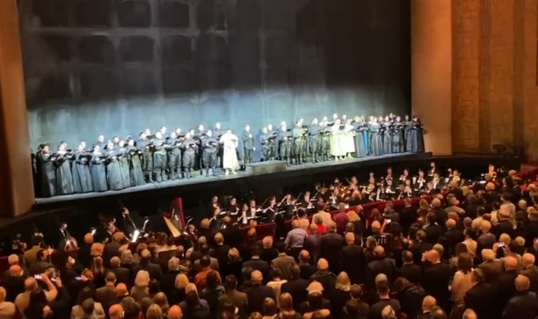Metropolitan Opera: Η χορωδία έψαλε τον εθνικό ύμνο της Ουκρανίας (video)
