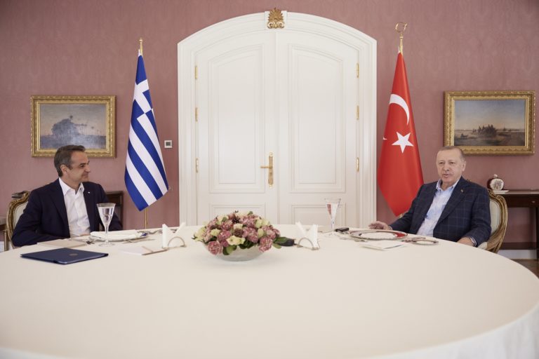 Σε θετικό και χαλαρό κλίμα η συνάντηση του πρωθυπουργού με τον Tούρκο πρόεδρο – Τι είπαν μπροστά στις κάμερες