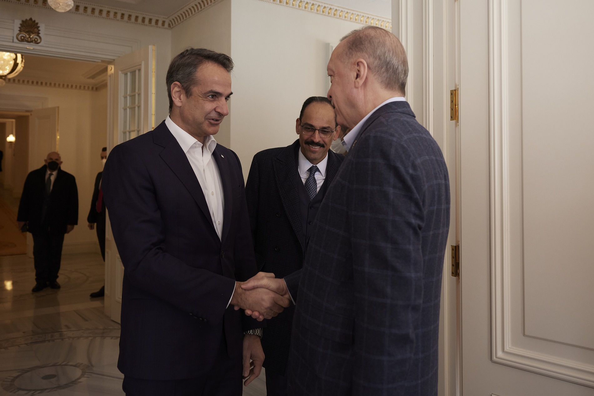 Σε θετικό και χαλαρό κλίμα η συνάντηση του πρωθυπουργού με τον Tούρκο πρόεδρο – Τι είπαν μπροστά στις κάμερες