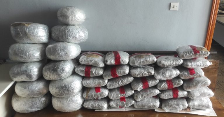 Βρήκαν 50 κιλά χασίς σε αγροτικό δρόμο