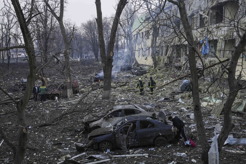 Ουκρανία: Νέοι βομβαρδισμοί στο Κίεβο, 8 νεκροί – «Πολύ δύσκολη» η κατάσταση στη Μαριούπολη