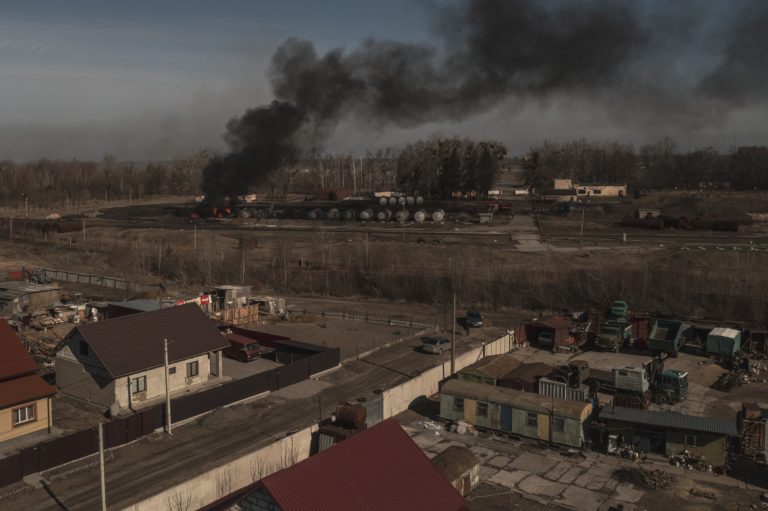 Σφίγγει ο ρωσικός κλοιός γύρω από το Κίεβο – Ανελέητοι βομβαρδισμοί στα περίχωρα