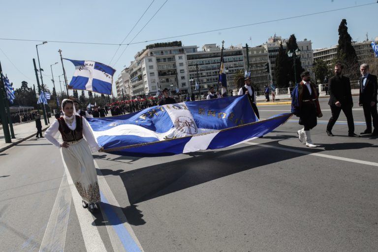 Με το λάβαρο της Επανάστασης η μαθητική παρέλαση στην Αθήνα – Μηνύματα ειρήνης από τα παιδιά