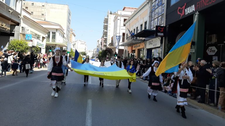Πάτρα: Συγκίνηση από την παρέλαση των Ουκρανών προσφύγων (βίντεο)