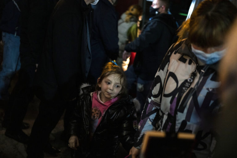 Περίπου 350 κλήσεις καθημερινά στο τηλεφωνικό κέντρο υποστήριξης Ουκρανών προσφύγων του υπουργείου Μετανάστευσης