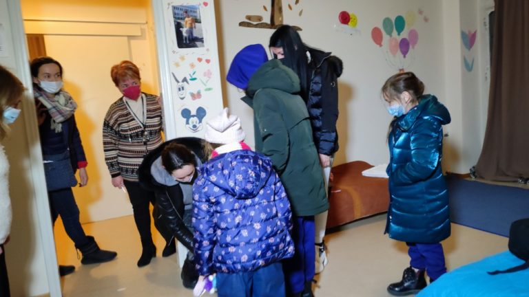 Στα Ιωάννινα έφτασαν αργά το βράδυ οι πρώτοι πρόσφυγες από την Ουκρανία