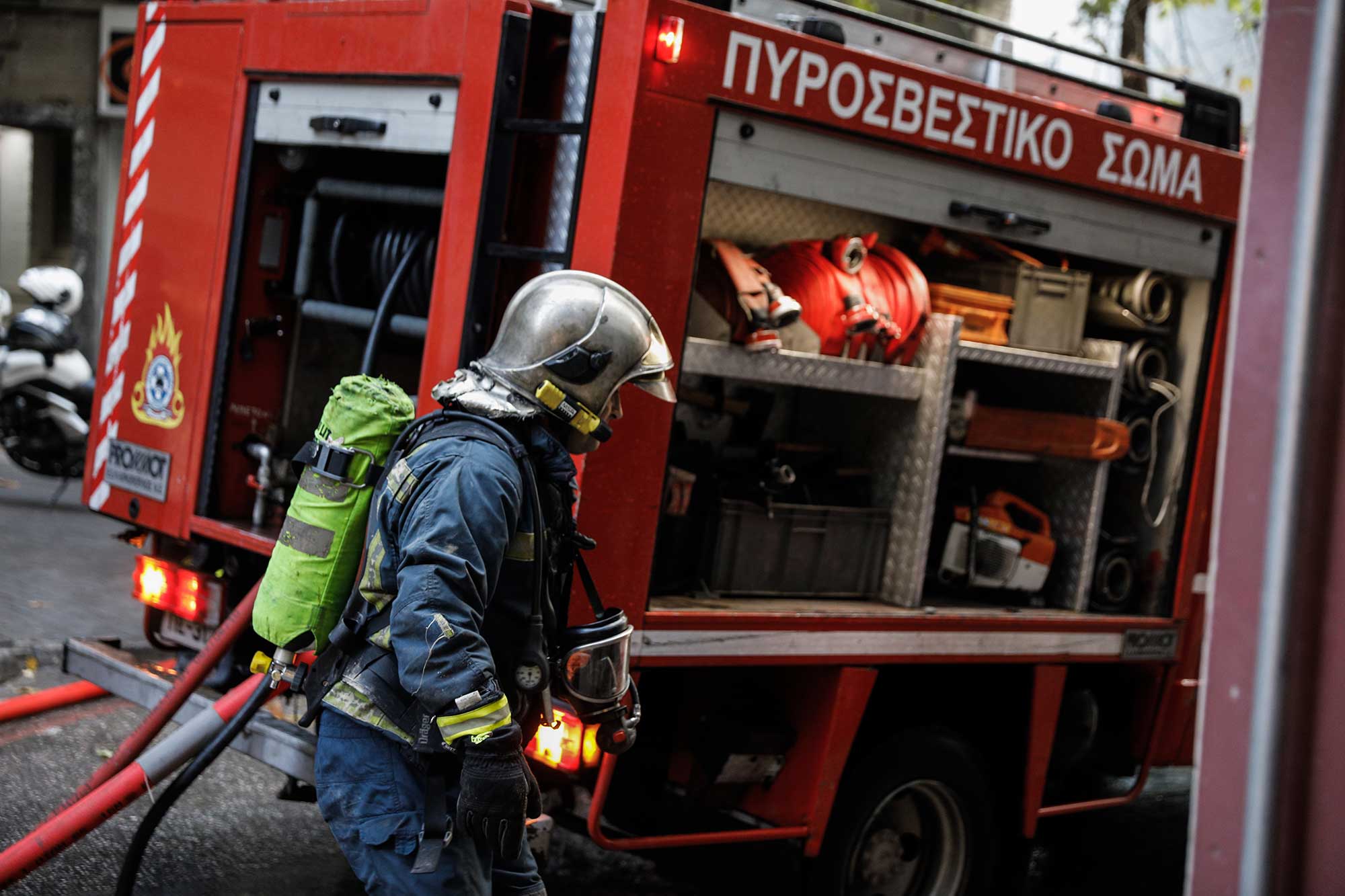 Πυρκαγιά σε κτίριο στο Κολωνάκι – Μεγάλη κινητοποίηση της Πυροσβεστικής