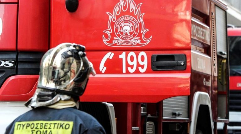 Φωτιά σε ρυμουλκό πλοίο στο Πέραμα – Επιχειρούν 15 πυροσβέστες με 5 οχήματα
