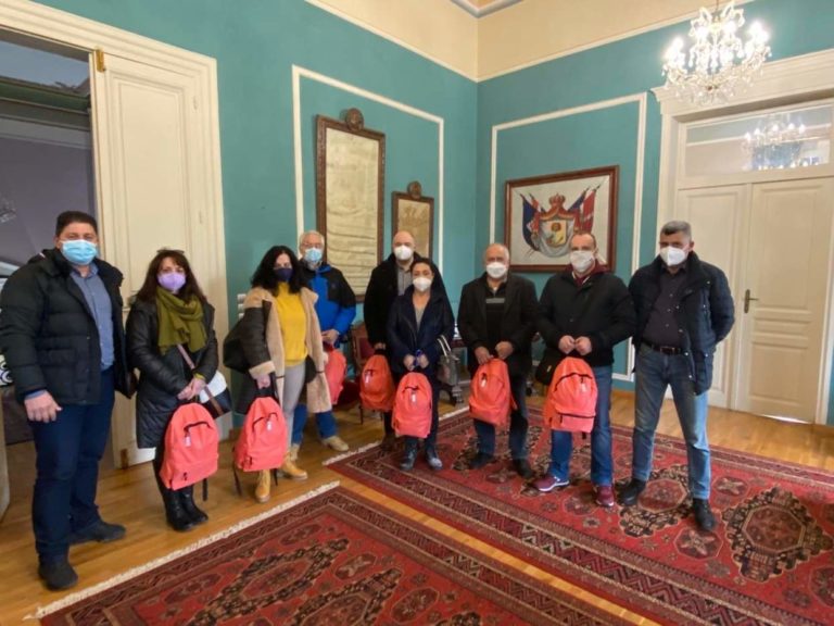 Διένειμαν φαρμακεία σε όλα τα σχολεία της Σάμου – Δωρεά του δήμου Sindelfingen