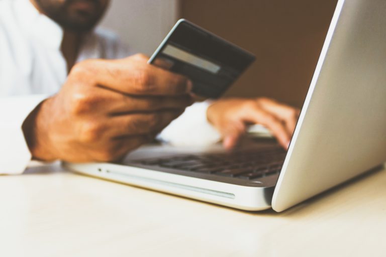 Έρευνα: Πόσα χρήματα ξοδεύουν οι Έλληνες για online shopping σύμφωνα με την πλατφόρμα ηλεκτρονικών αγορών “Skroutz”