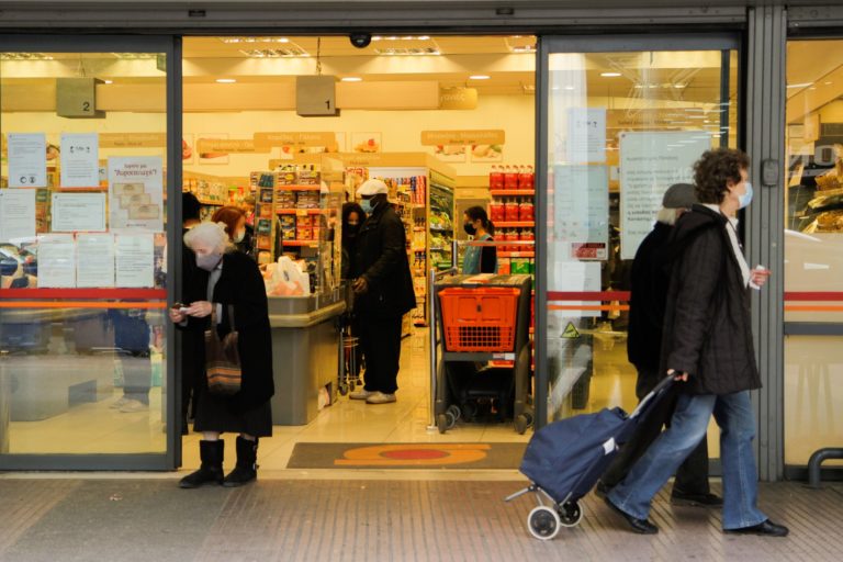 Τι προβλέπεται για χαμηλοσυνταξιούχους, ανασφάλιστους υπερήλικες και επίδομα παιδιού