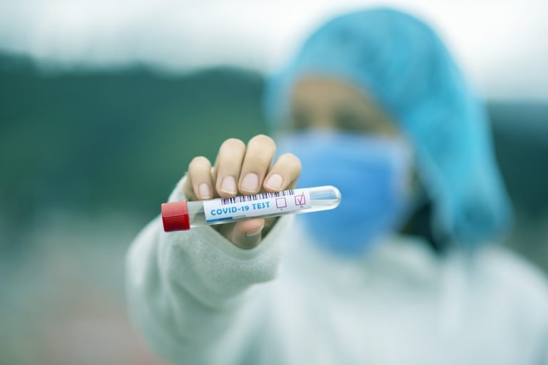 Γαλλία: Βρέθηκαν “υβριδικά” κρούσματα Deltacron με συνδυασμό γονιδίων από Δέλτα και Όμικρον
