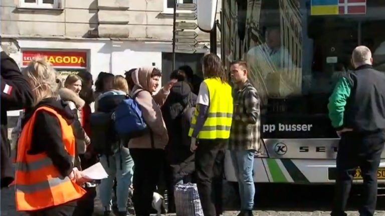 Η ΕΡΤ στην Πολωνία – Βασικά μαθήματα πολωνικής γλώσσας στους πρόσφυγες (video)