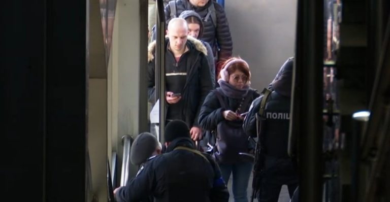 Η ΕΡΤ στο σιδηροδρομικό σταθμό στο Κίεβο (video)