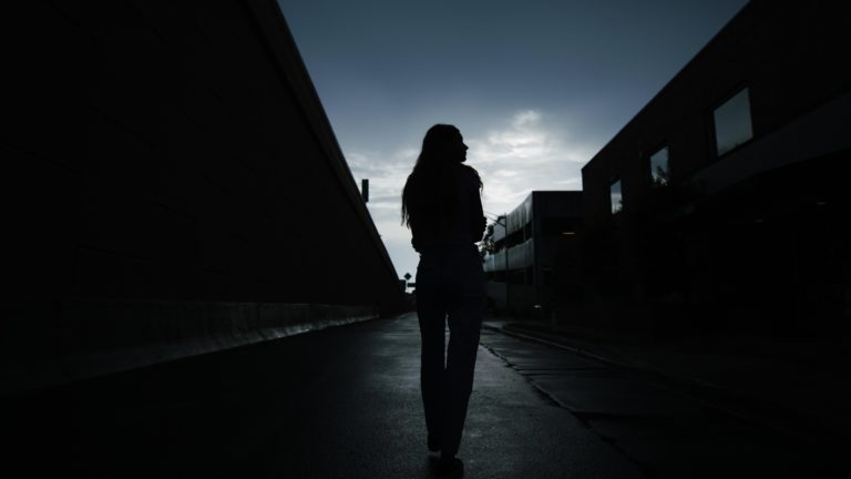 Δίκτυο trafficking σε δύο χώρες εξάρθρωσε η Europol – Νεαροί δήθεν ερωτευμένοι οδηγούσαν κορίτσια σε κυκλώματα μαστροπών