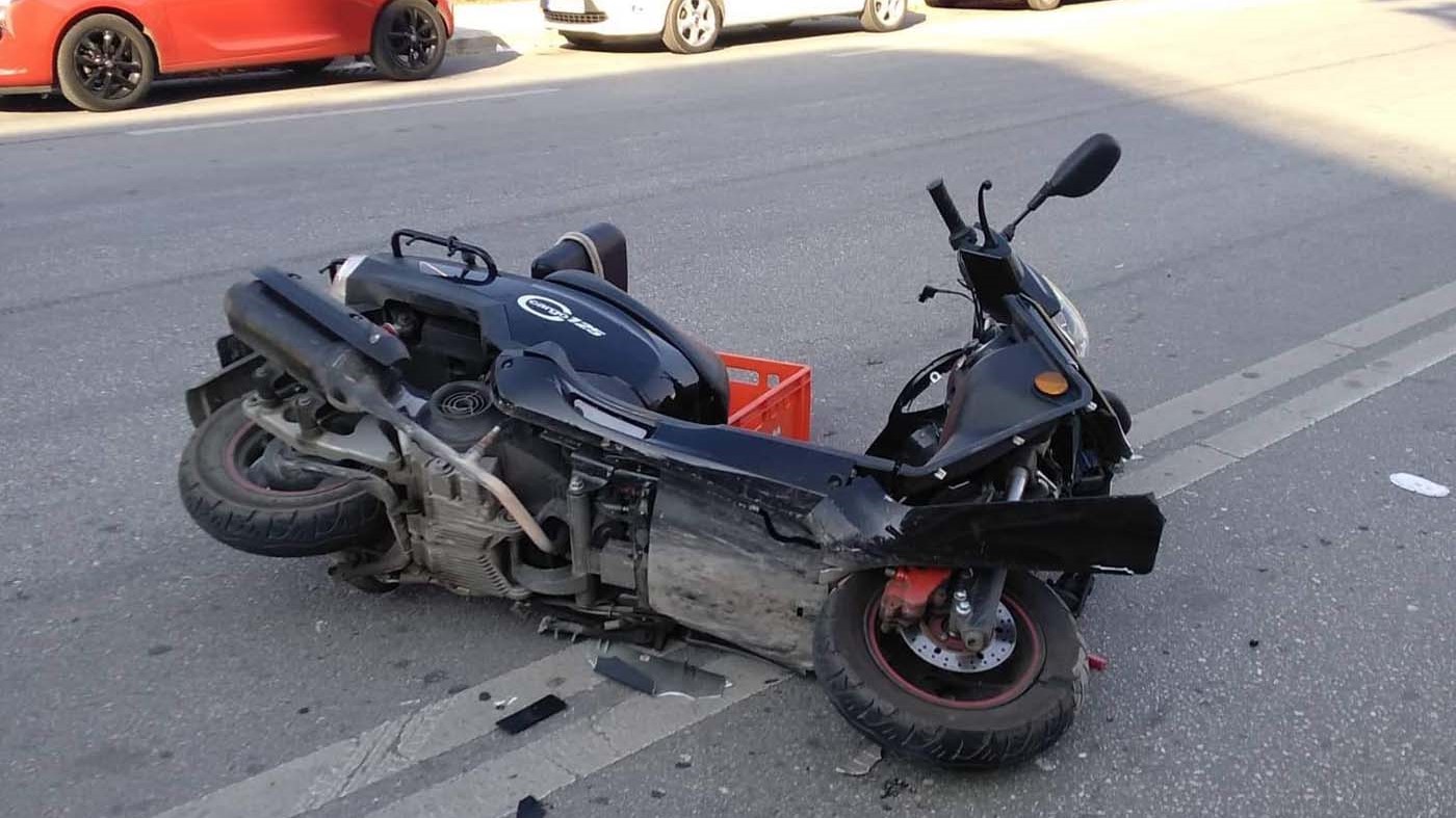 Σοβαρό τροχαίο στη Γλυφάδα: Μηχανή έπεσε, γλίστρησε και συγκρούστηκε με αυτοκίνητο