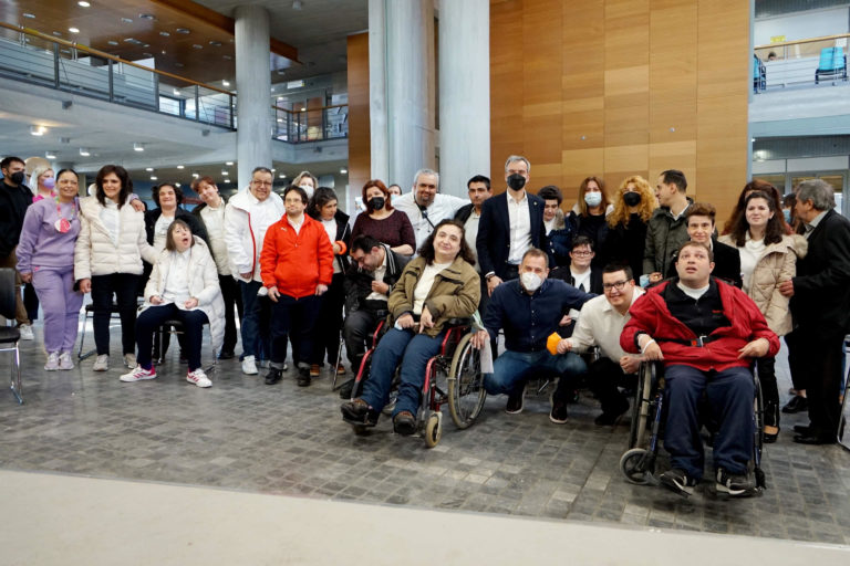 Θεσσαλονίκη: Τραγούδια αφιερωμένα στην επέτειο της 25ης Μαρτίου από χορωδίες των ατόμων με αναπηρία πλημμύρισαν το Δημαρχείο